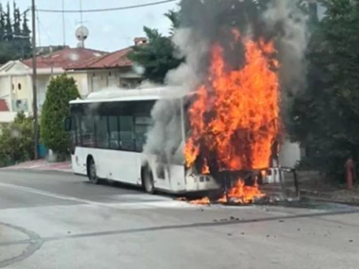 Φωτιά σε λεωφορείο στη Θεσσαλονίκη