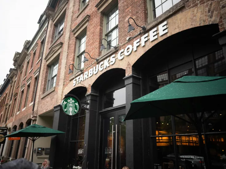 Starbucks: Απεργιακό «βραχυκύκλωμα» για τον κώδικα ενδυμασίας