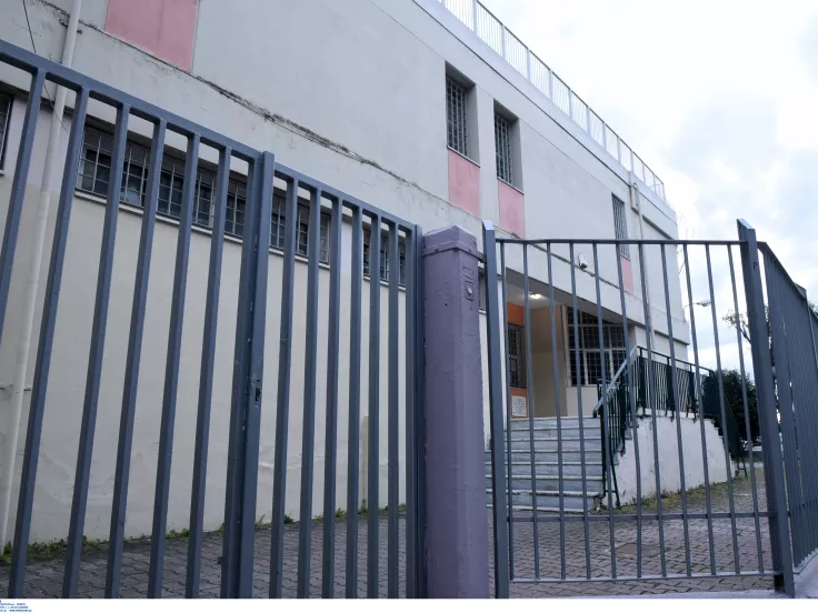 Σχολεία υπό κατάρρευση: Έπεσε μεταλλικό κάλυμμα φωτιστικού στο 3ο Δημοτικό Υμηττού
