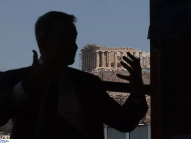 Politico: Κράτος-φάντασμα, Δικαιοσύνη-ανέκδοτο, αλλά ο Μητσοτάκης «μπετό» στις δημοσκοπήσεις