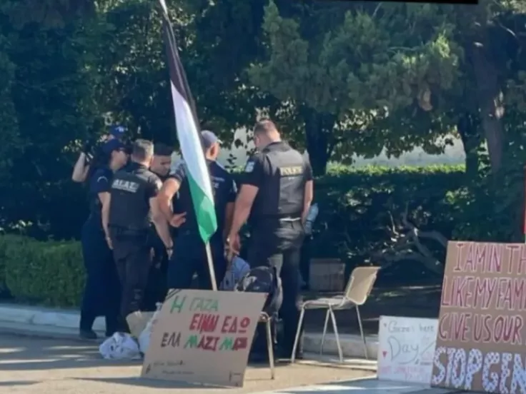 Τραγικό! Συνέλαβαν Παλαιστίνιους ακτιβιστές, λόγω καθιστικής διαμαρτυρίας στο Σύνταγμασ