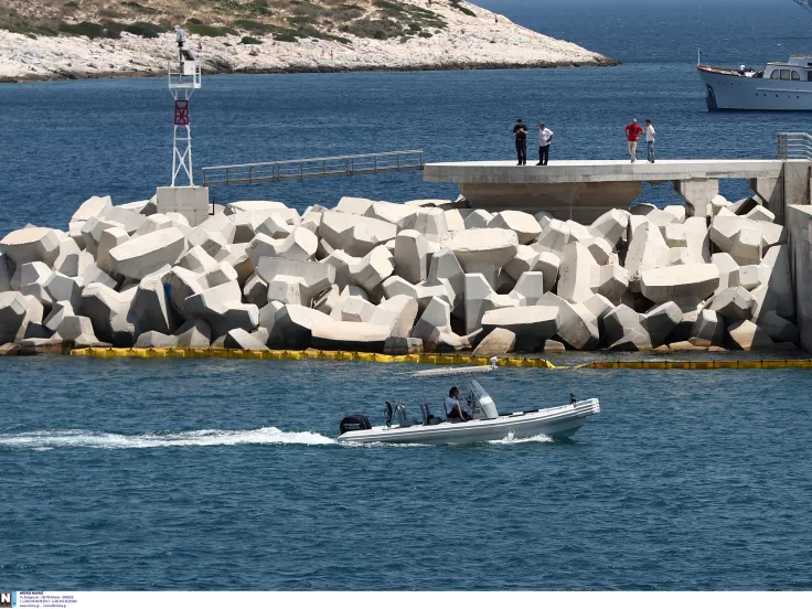 Συναγερμός: Ελικόπτερο έπεσε στη Μαρίνα Βουλιαγμένης (βίντεο)