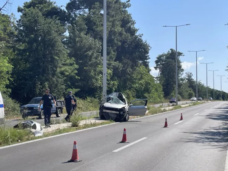 Λάρισα: Αμάξι «καρφώθηκε» σε κολόνα - Νεκρή η νεαρή οδηγός