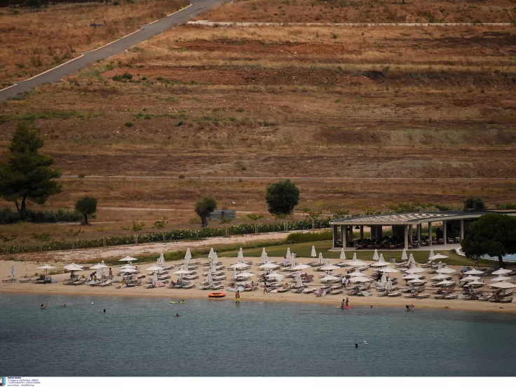 Χαλκιδική: Τέλος στις μόνιμες ξαπλώστρες και ομπρέλες