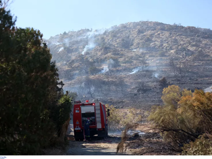 Μαίνεται η φωτιά σε Δροσοπηγή και Κρυονέρι - Καίγονται σπίτια
