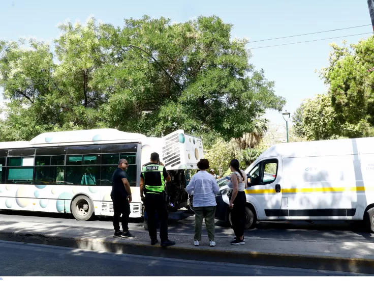 Άνω Πατήσια: Σύγκρουση λεωφορείου με αυτοκίνητο