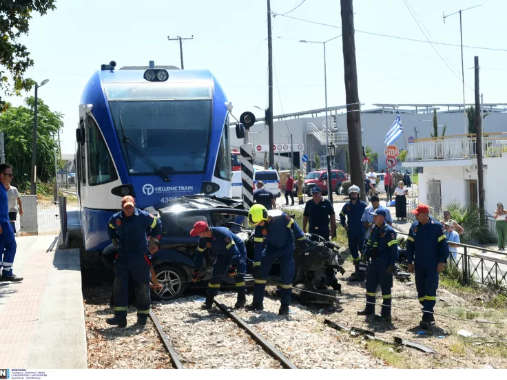 Πάτρα: Σύγκρουση Προαστιακού με ΙΧ - Εγκλωβισμένος ο οδηγός