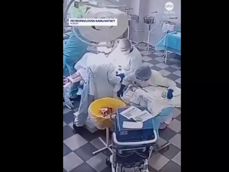 Σεισμός 8,8 Ρίχτερ στη Ρωσία: Συγκλονίζει βίντεο γιατρών που προστατεύουν ασθενή εν ώρα χειρουργείου