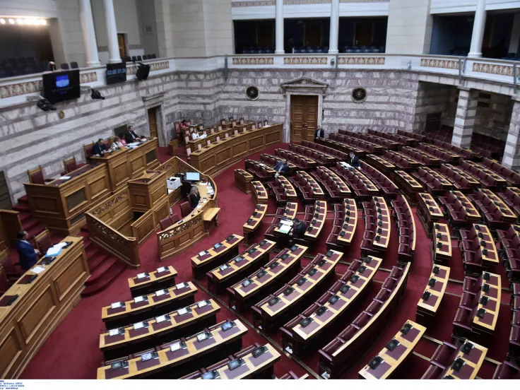 Συναγερμός στη Βουλή για ύποπτο φάκελο