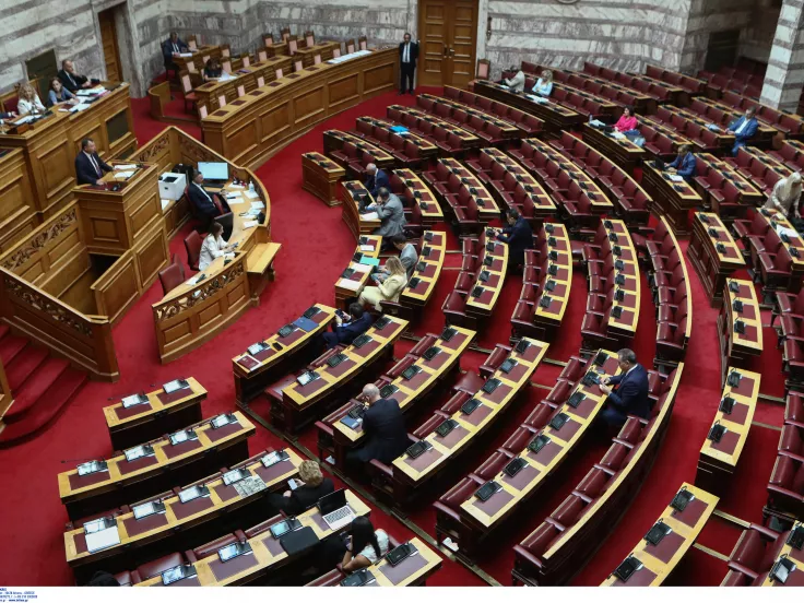 Ψηφίστηκε στη Βουλή το νομοσχέδιο για την προστασία των ανηλίκων από καπνό και αλκοόλ