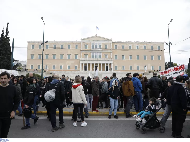 Δημόσιο: Απεργιακό «μπλακ άουτ» σήμερα - Τι ισχύει για τα ΜΜΜ