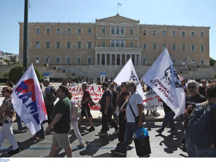 Απεργία ΑΔΕΔΥ: Σε εξέλιξη η συγκέντρωση στο Σύνταγμα (εικόνες)