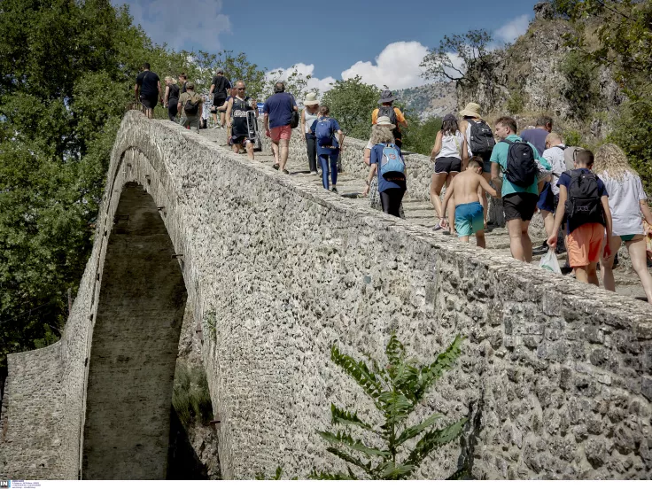 Δημογραφικό σε κρίση: Η Ελλάδα γερνά και μειώνεται πληθυσμιακά