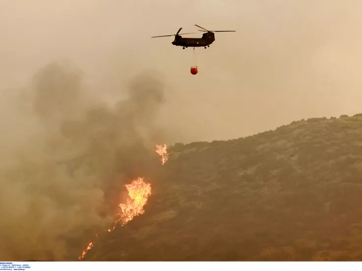 Φωτιά στα Πετράλωνα Μεσσηνίας: Εκκενώνονται σπίτια, απειλούνται από τη φωτιά
