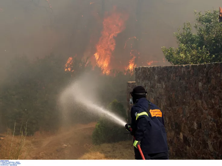 Πύρινα μέτωπα σε Κεφαλονιά, Ζάκυνθο και Βόνιτσα: Εκκενώνονται περιοχές