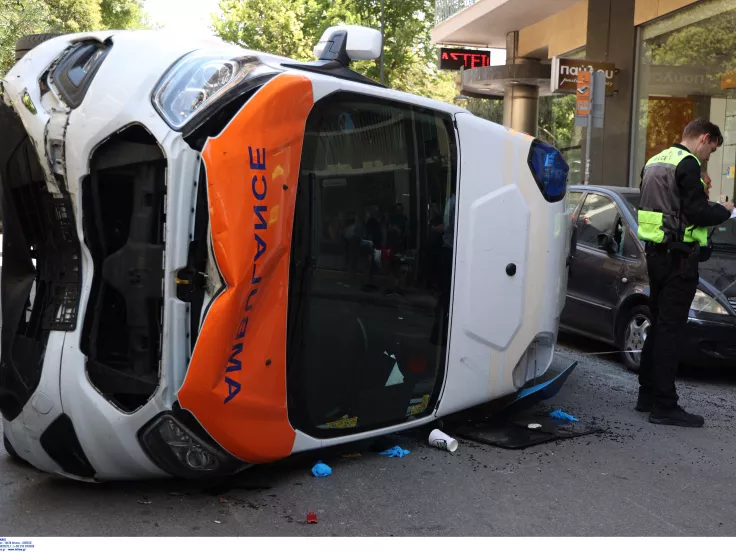 Τροχαίο στο Γουδή: Νεκρός ο ασθενής μετά την ανατροπή του ασθενοφόρου