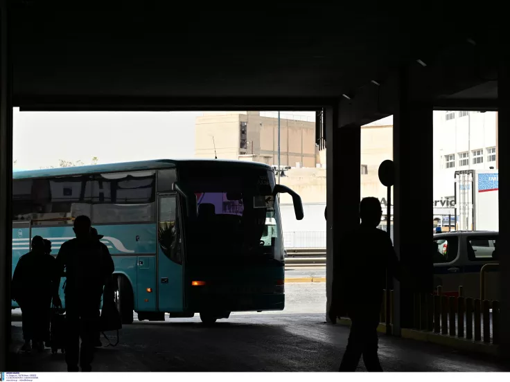 Αναστάτωση στα ΚΤΕΛ Χαλκιδικής: Λεωφορείο έπεσε πάνω στις εγκαταστάσεις