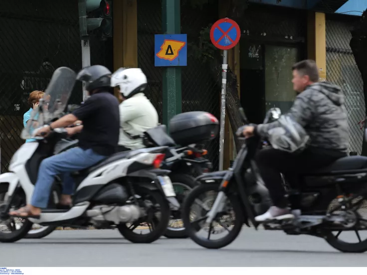 Τροχαίο - Αγία Παρασκευή: Μοτοσικλετιστής συγκρούστηκε διαδοχικά με δύο Ι.Χ.