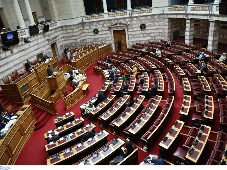Βουλή: Ψηφίστηκε το νομοσχέδιο για το πειθαρχικό δίκαιο δημοσίων υπαλλήλων