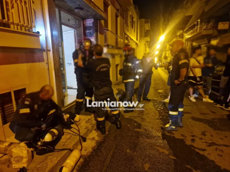 Λαμία: Φωτιά σε διαμέρισμα - Απεγκλωβίστηκε οικογένεια (βίντεο)