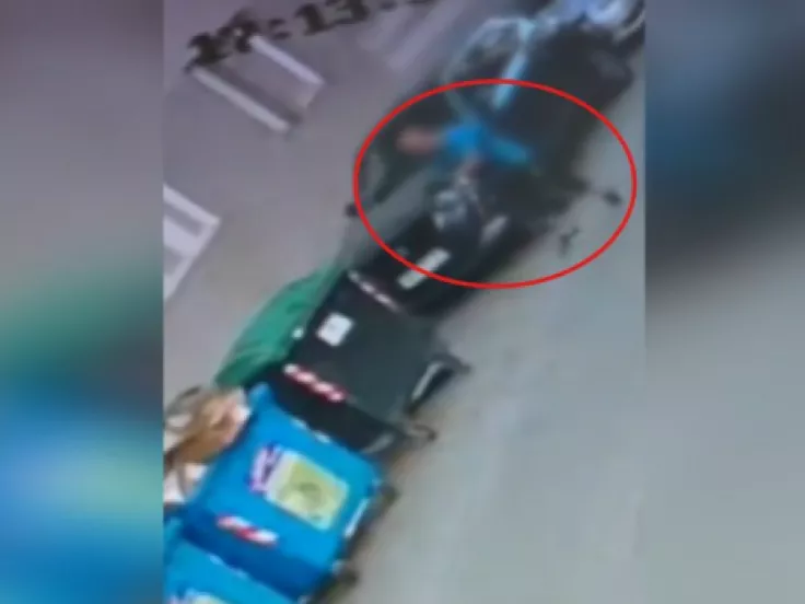 «Τώρα θα δείτε τι θα πάθετε»: Η στιγμή που 59χρονος σημαδεύει με όπλο υπάλληλο καθαριότητας (βίντεο)