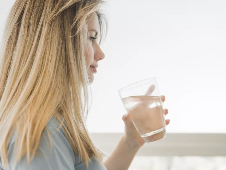 Η ενυδάτωση είναι απαραίτητη για την υγεία μας, ωστόσο ο χρόνος που επιλέγουμε να πιούμε νερό παίζει σημαντικό ρόλο. Μια συνηθισμένη συνήθεια πολλών είναι να καταναλώνουν νερό αμέσως μετά το γεύμα, κάτι που, όπως εξηγούν οι ειδικοί, μπορεί να έχει αρνητικές συνέπειες για την πέψη.  Τι συμβαίνει στο στομάχι  Μετά το φαγητό, ο οργανισμός παράγει γαστρικά υγρά που είναι απαραίτητα για τη διάσπαση των τροφών. Όταν πίνουμε νερό αμέσως, τα υγρά αυτά αραιώνονται και χάνουν μέρος της αποτελεσματικότητάς τους. Το απ