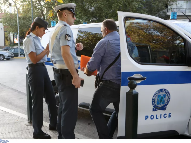 Τροχαίο στη Γλυφάδα: Γερανός έπεσε πάνω σε κατάστημα
