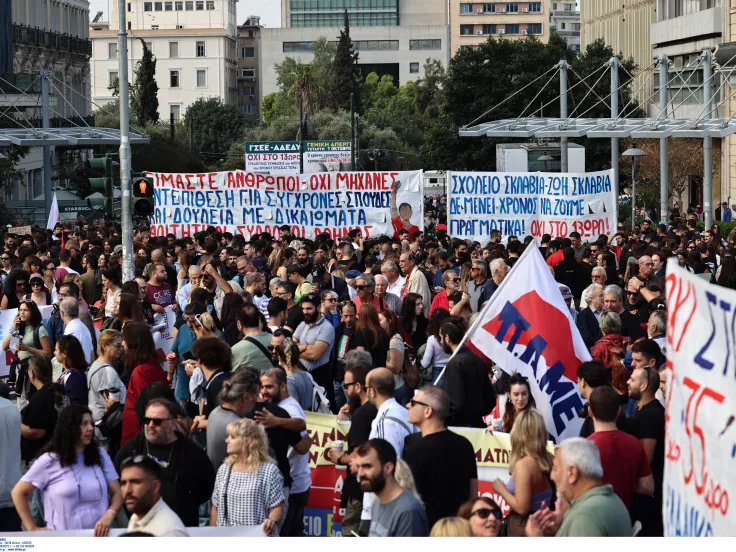 Απεργία: Λαοθάλασσα στο κέντρο της Αθήνας - Ξεκίνησαν οι συγκεντρώσεις (εικόνες)