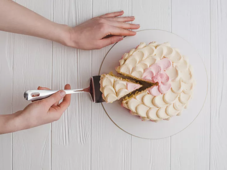 Καν’ το όπως οι ζαχαροπλάστες: Τέλεια κομμάτια κέικ χωρίς θρυμματισμό