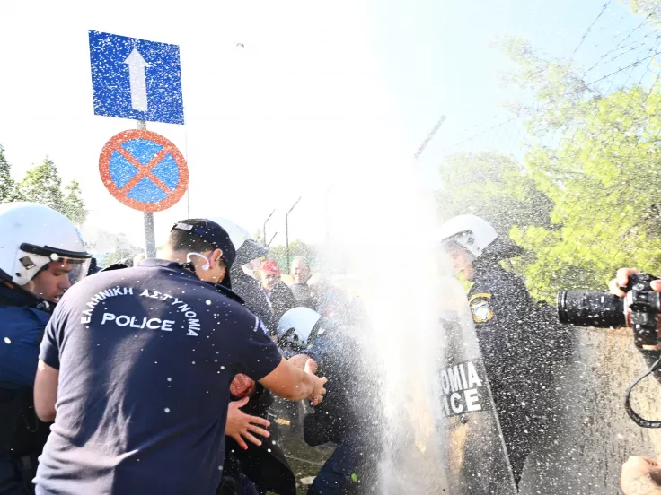 Επίσκεψη Μητσοτάκη στο «Αττικόν»: Επεισόδια μεταξύ αστυνομίας και εργαζομένων