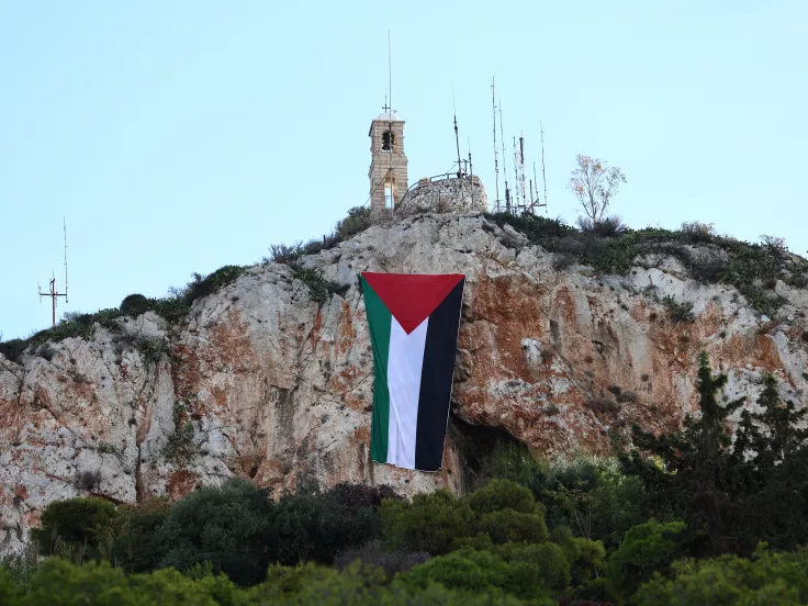 Γιγάντια σημαία της Παλαιστίνης υψώθηκε στον Λυκαβηττό (εικόνες)