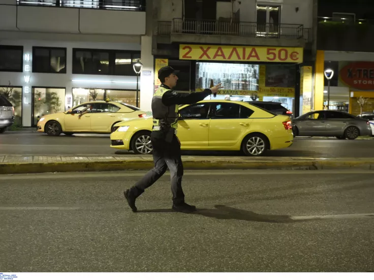 Υπουργείο Μεταφορών για νέο ΚΟΚ: Ξεκαθαρίζει τι ισχύει για καφέδες, νερά και σακούλες στα καθίσματα