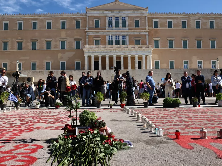 Τέμπη: Πολίτες άφησαν λουλούδια στα ονόματα μπροστά στον Άγνωστο Στρατιώτη (εικόνες)