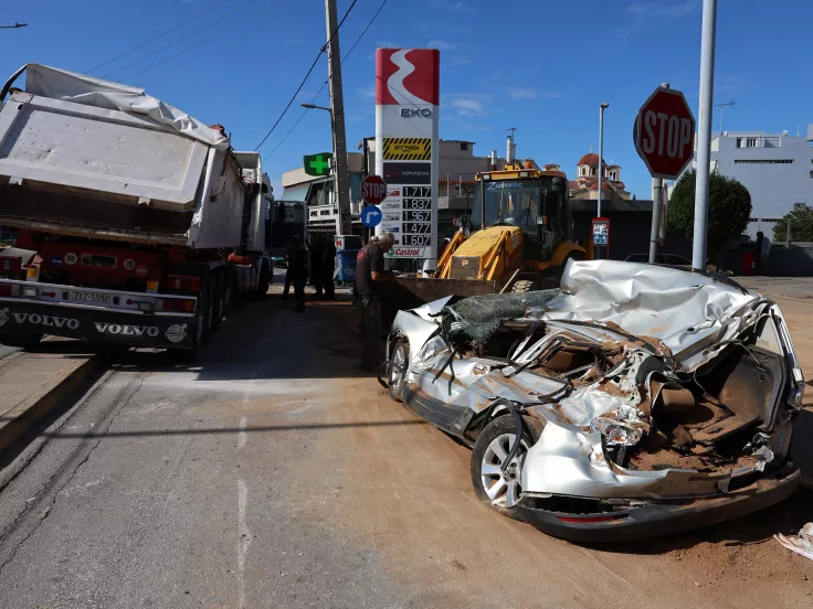 Σοβαρό τροχαίο στη Βάρη: Φορτηγό αναποδογύρισε και έπεσε πάνω σε αμάξι