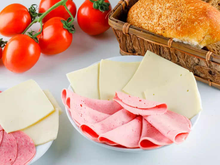 Το κόλπο για να μην ξεραίνονται αλλαντικά και τυριά στο ψυγείο
