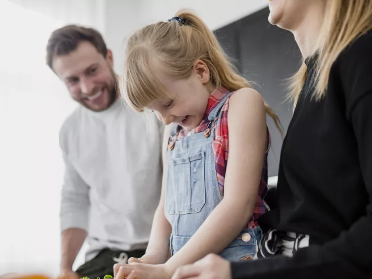 Άνοδος στις υιοθεσίες το 2024 – Αυξήθηκαν και στις ηλικίες άνω των 19 ετών