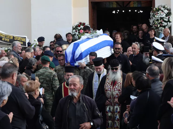 Κηδεία 19χρονου Ραφαήλ: Συντετριμμένοι οι γονείς του - Ο σπαρακτικός επικήδειος του πατέρα 