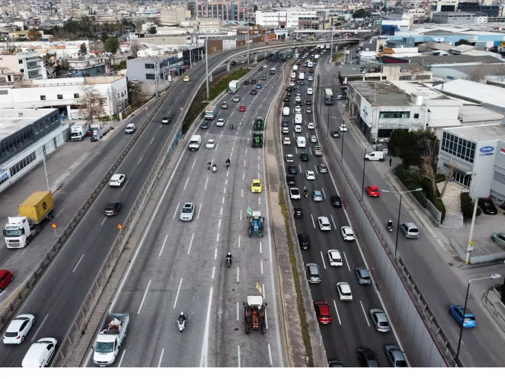 Κίνηση στην Αττική: Πού έχει «κοκκινίσει» ο χάρτης της τροχαίας