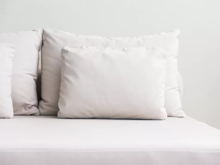Πώς θα εξαφανίσετε την κιτρινίλα από τα μαξιλάρια σε 10 λεπτά