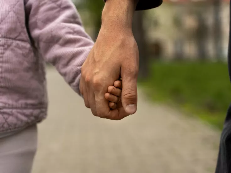 Επίσημο! Επεκτείνονται πανελλαδικά οι «Νταντάδες της γειτονιάς» - Voucher έως 500 ευρώ μηνιαίως