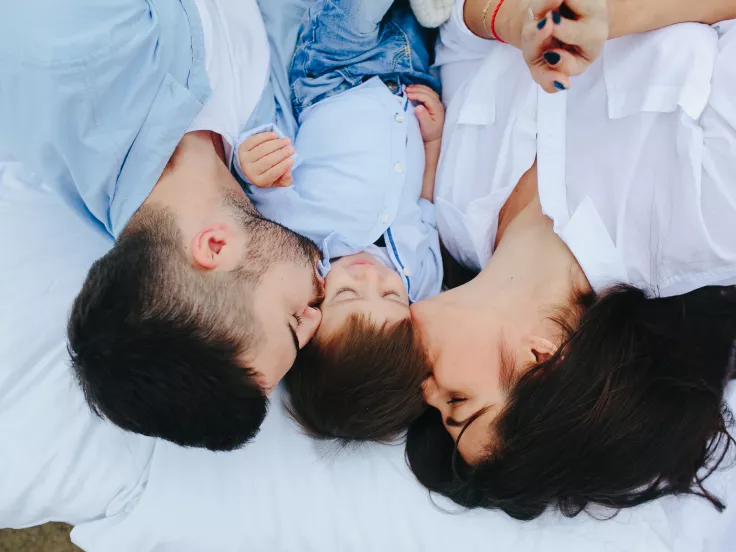 Γονείς: Ποιοι δικαιούνται επίδομα 1.000 ευρώ για κάθε παιδί 