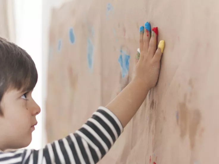 Παιδικά… έργα τέχνης σε τοίχους και έπιπλα; Πώς θα τα καθαρίσετε