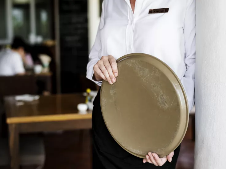 Ψηφιακή Κάρτα Εργασίας: Στα ύψη οι παραβάσεις ωραρίου σε τουρισμό και εστίαση