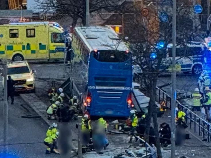 Στοκχόλμη: Διώροφο λεωφορείο καρφώθηκε σε στάση – Τουλάχιστον δύο οι νεκροί