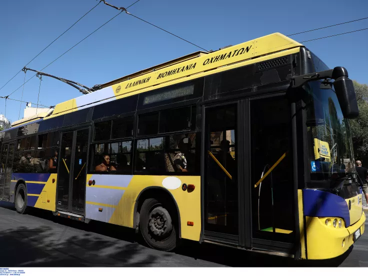 Βασιλίσσης Σοφίας: Φωτιά σε τρόλεϊ - Κυκλοφοριακό χάος (βίντεο)