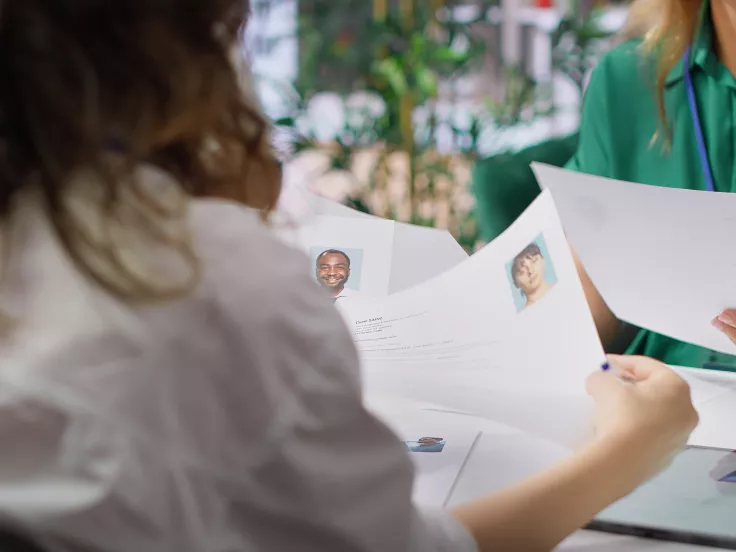 Εργασία και βιογραφικό