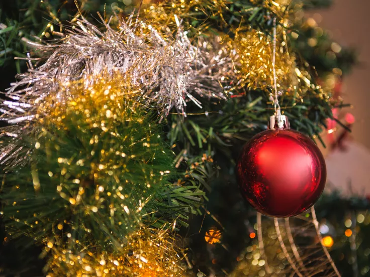 Γιορτινή ατμόσφαιρα στα καταστήματα – Από πόσο ξεκινούν τα χριστουγεννιάτικα δέντρα