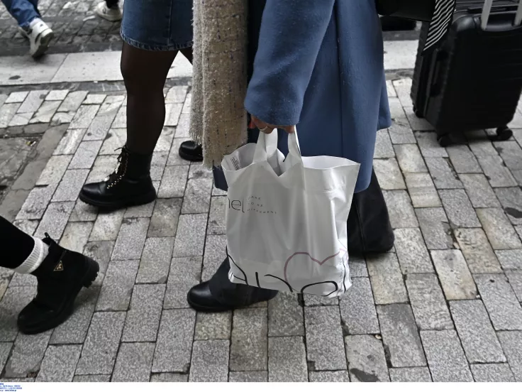 Τι ώρες θα λειτουργήσουν τα καταστήματα έως την Πρωτοχρονιά