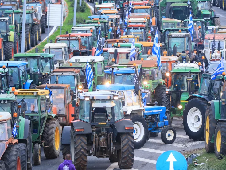 Αγρότες: Παραμένουν στα αεροδρόμια Χανίων και Ηρακλείου - Κλειστή η Ε.Ο. Αθηνών - Θεσσαλονίκης