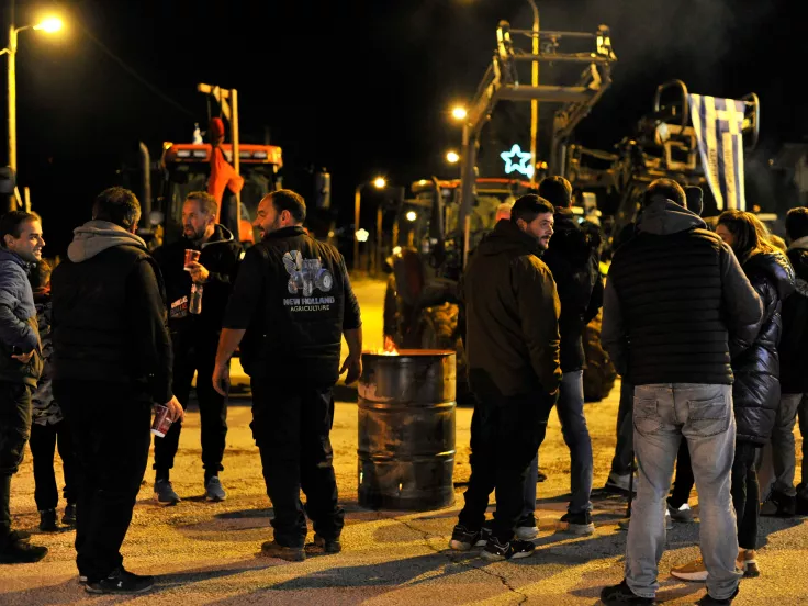 Αγροτικές κινητοποιήσεις: Έκλεισαν τη γέφυρα του Εύηνου - Στόχος και το αεροδρόμιο Ιωαννίνων